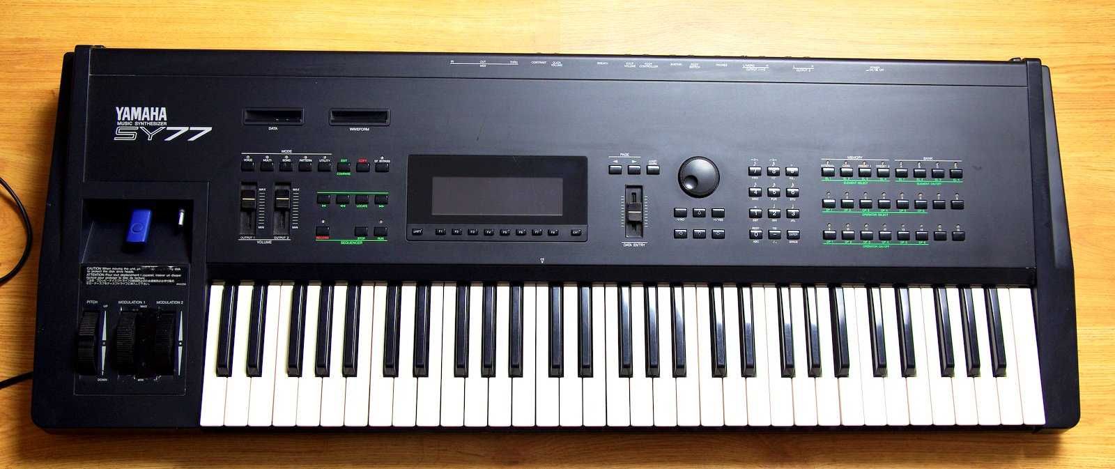 Syntezator Yamaha SY77 ze stacją USB i modyfikacjami