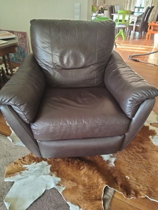 Sofá em pele levanta os pés e deita todo para trsz