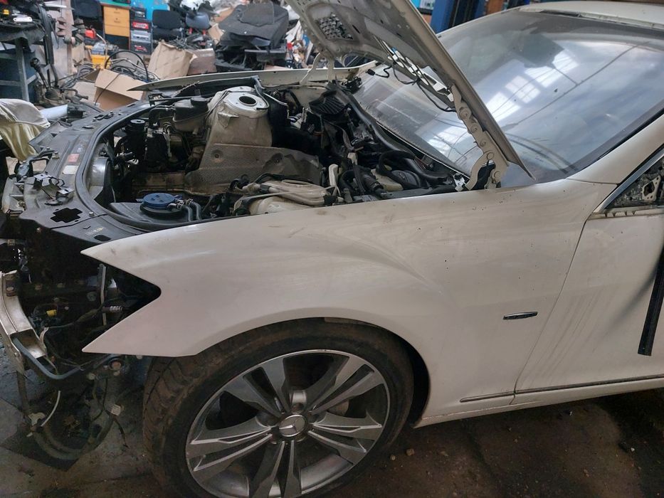 Крило передне ліве, праве на Мерседес W221 гарний стан.
