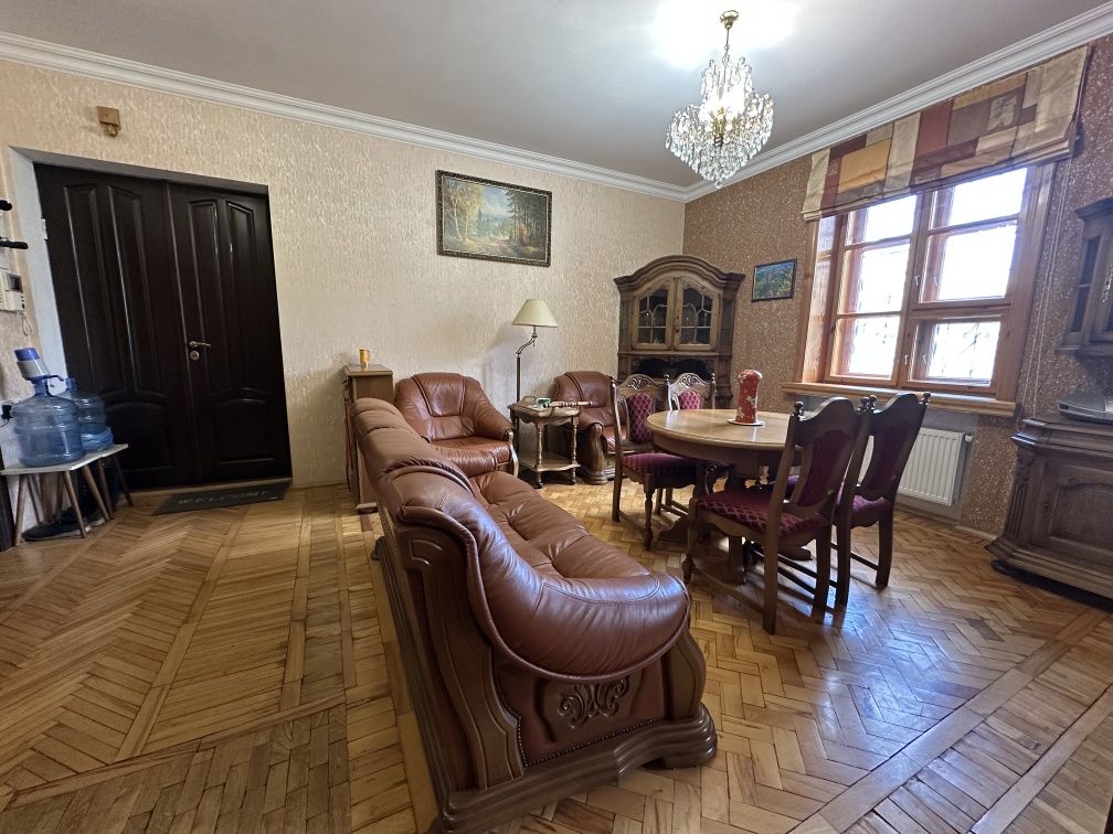 Продам 3х к. кв. сталинку, с гаражом, ул. Декабристов, городок Сказка