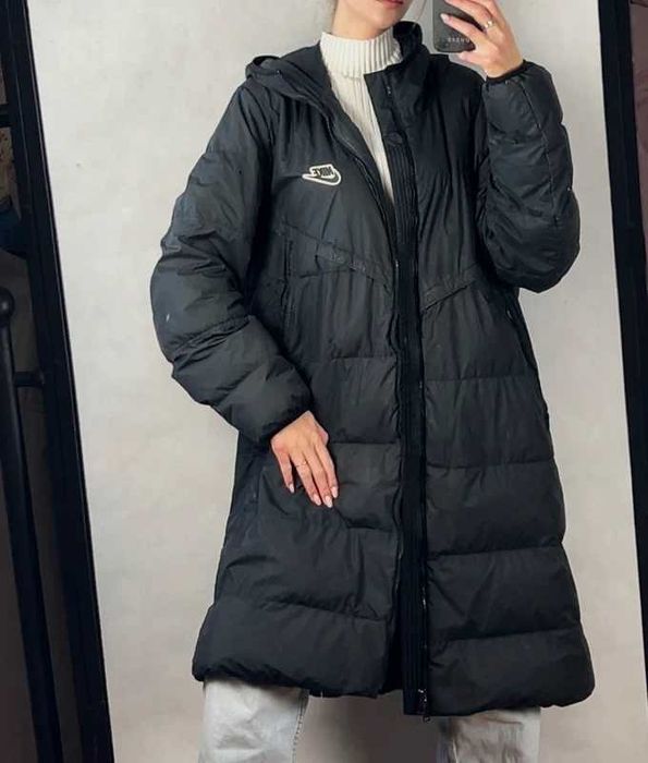 Piękna damska długa kurtka puchowa ocieplana Nike długa z kapturem