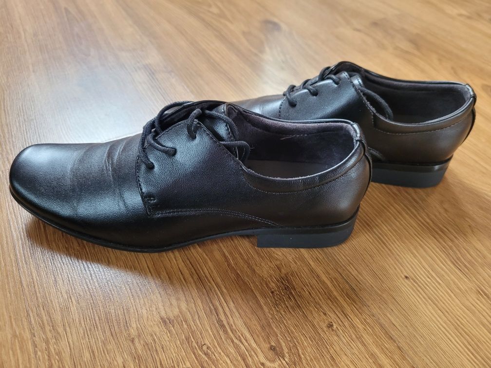 Czarne buty komunijne do garnituru r. 38 dł. wkładki 22 cm