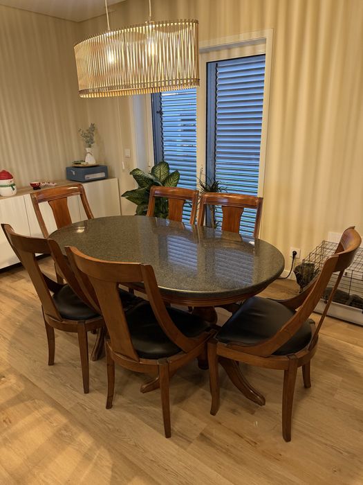 Mesa de Jantar + 6 Cadeiras – Madeira Maciça e Tampo em Pedra