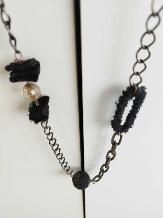 Vários colares com pendentes