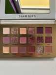 paleta cieni nude/różowe cienie siambird huda beauty