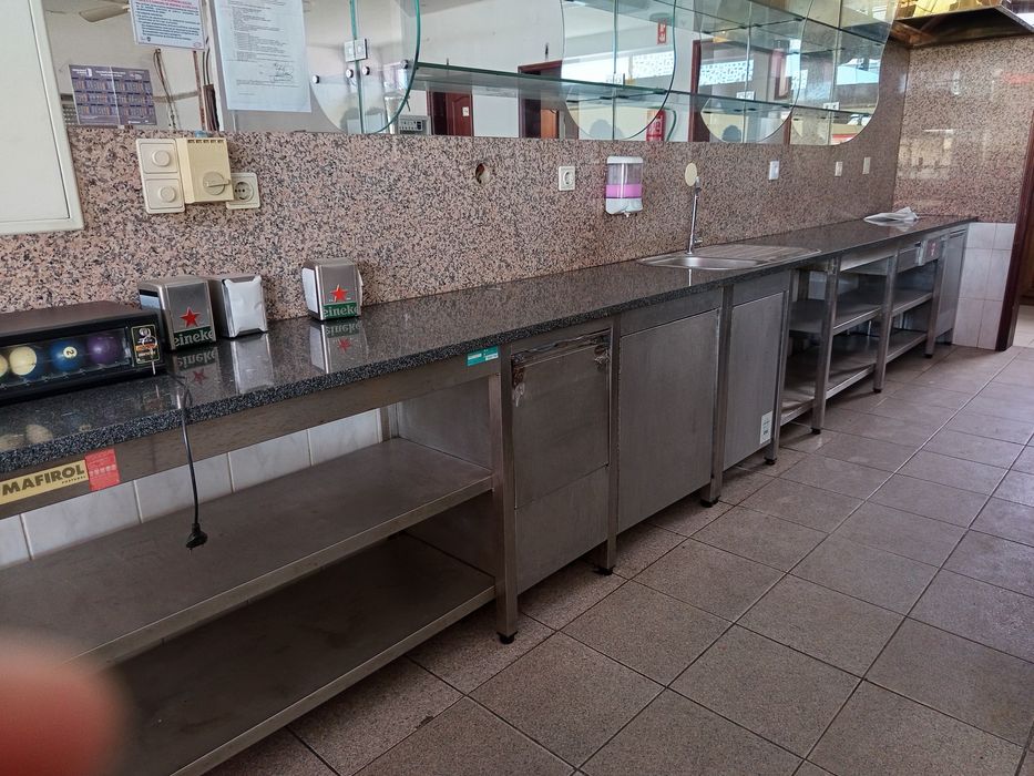 Balcão com arca frigorífica integrada + balcão para espaço comercial