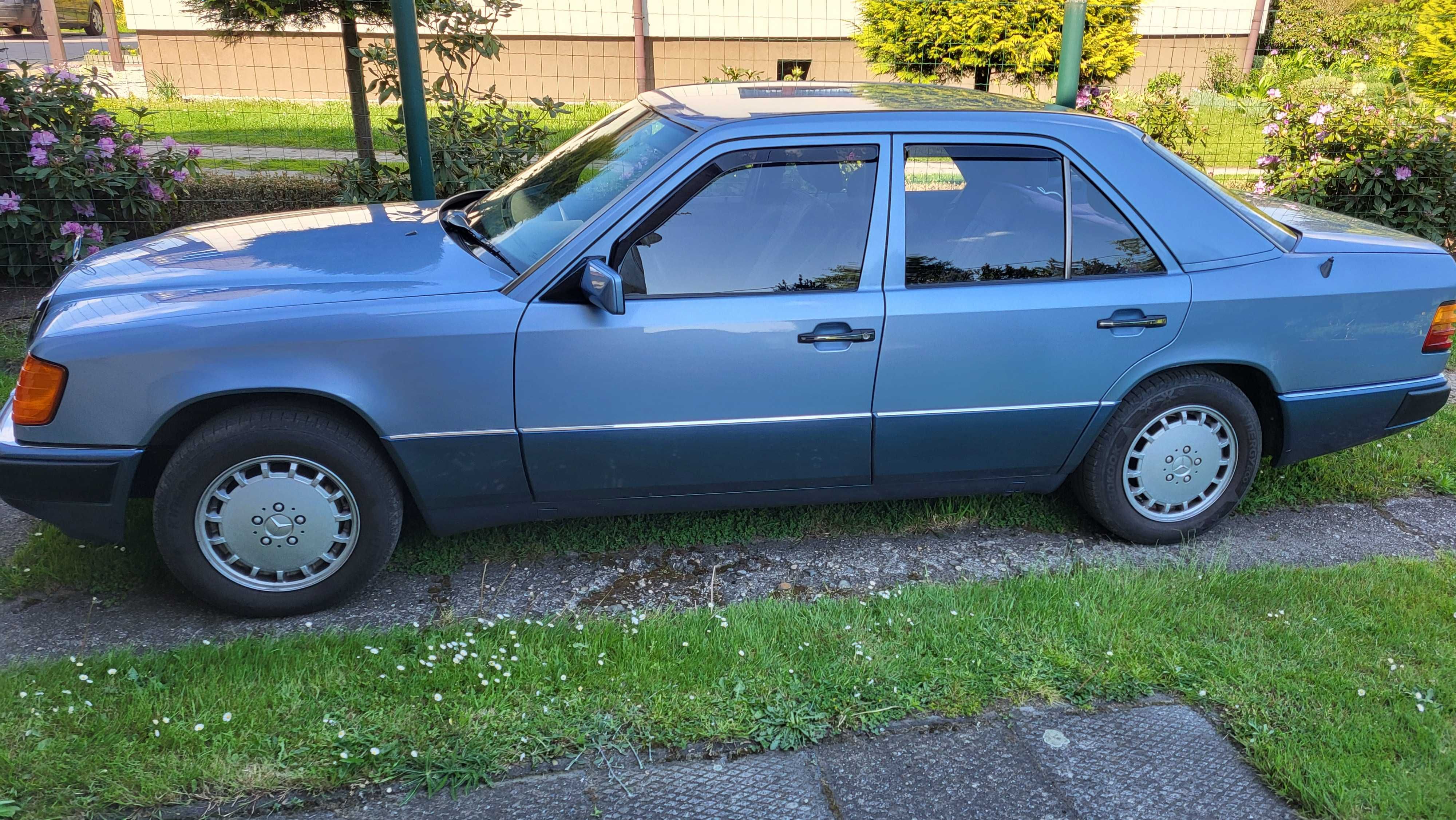 Mercedes Benz W124 sedan 2,6 benz. 1990r., automat, niebieskie wnętrze