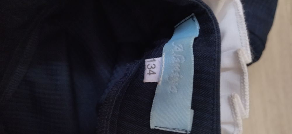 Продам красивое школьное платье  134(больше мерить)