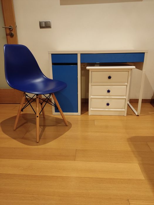 Mesa de cabeceira branca com puxadores estrelas azuis