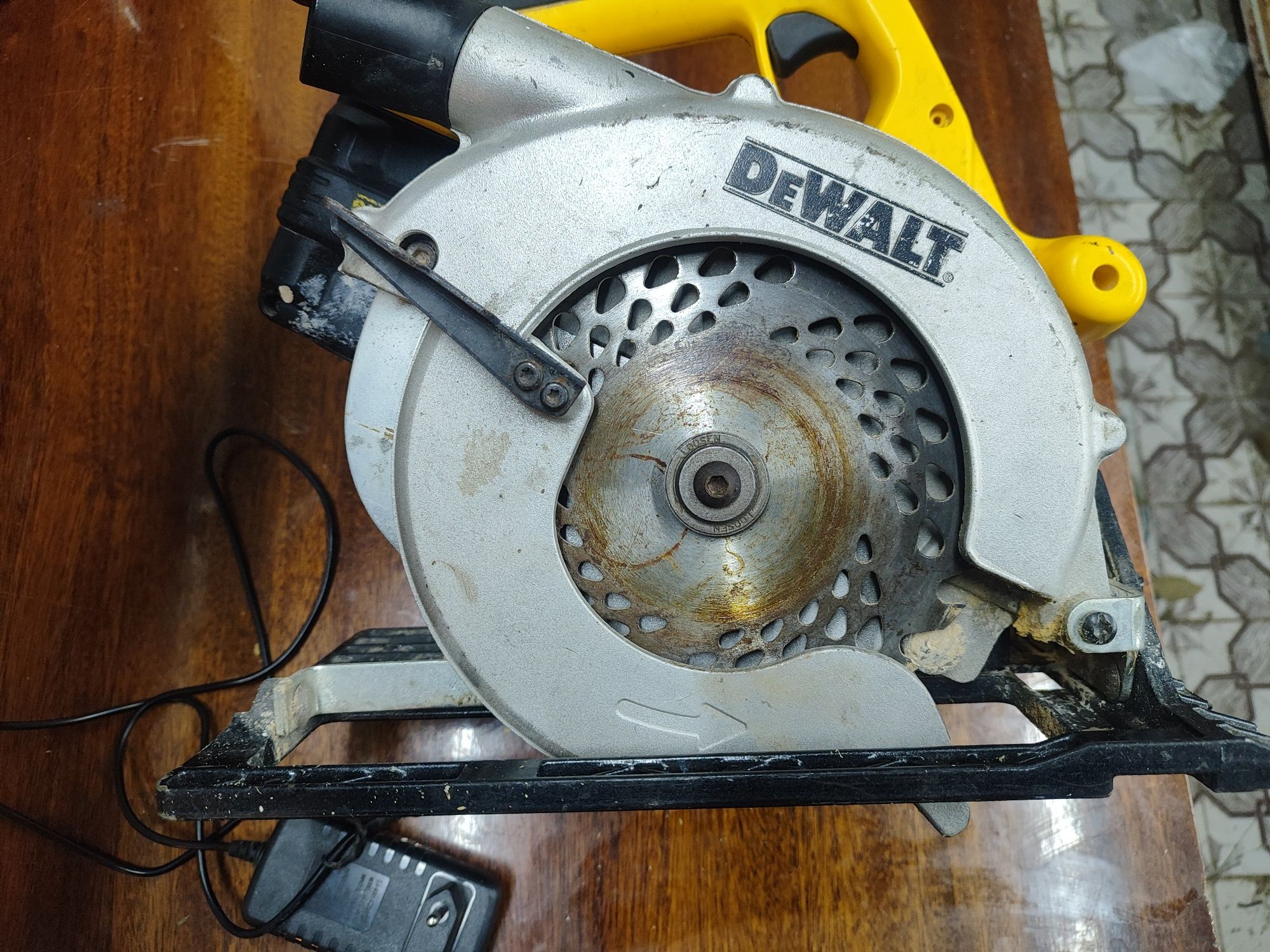 DeWalt пила 24v + 2 акб 24v li-ion 8A 165мм