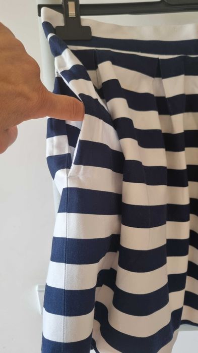 Saia às riscas azuis e  brancas