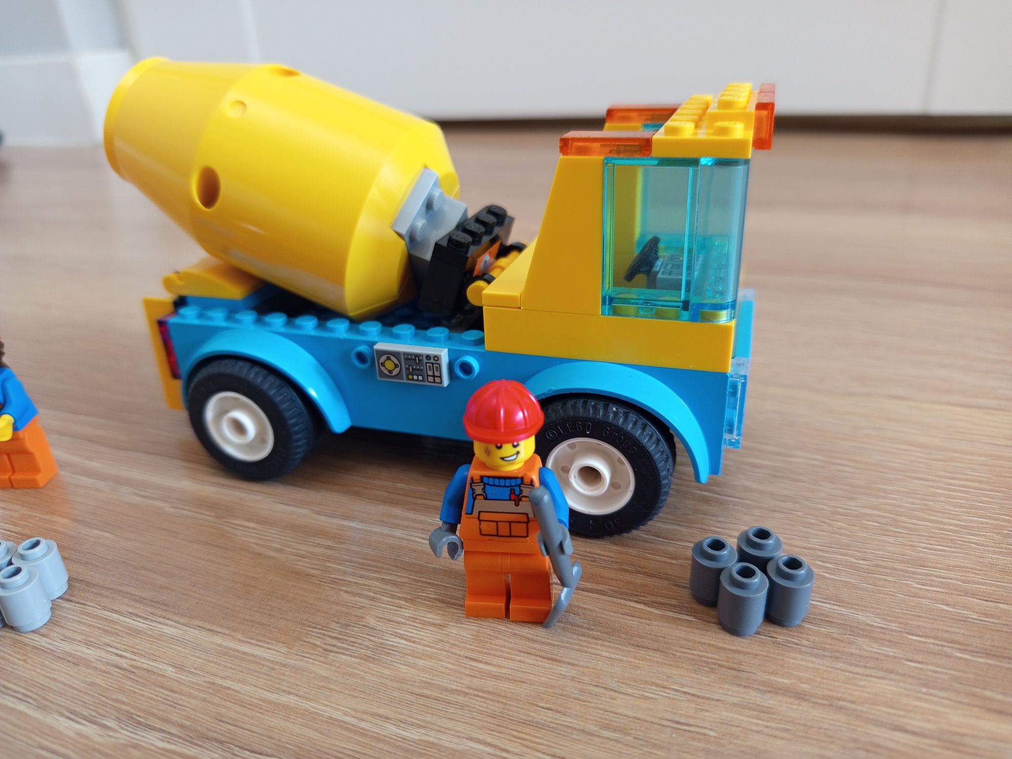 LEGO City 60325 Ciężarówka z betoniarką