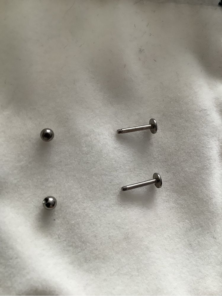 Tytanowe 2 kolczyki wkręty kulki 1 cm