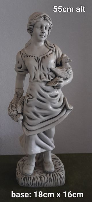 Estátua mulher grande