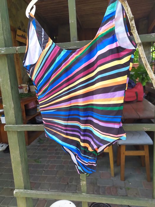 Жіночий купальник суцільний