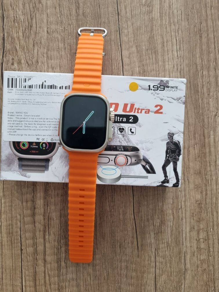 Srebrny smartwatch na pomarańczowym pasku