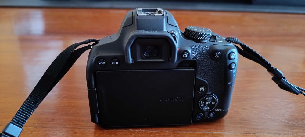 Máquina fotográfica Canon EOS 850D com 2 Objetivas - 24,1 MP