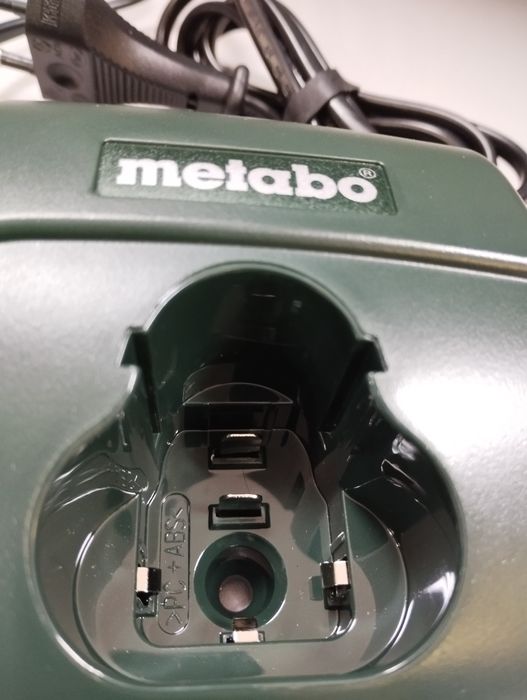 Продам зарядний пристрій LC 40 для АКБ метабо