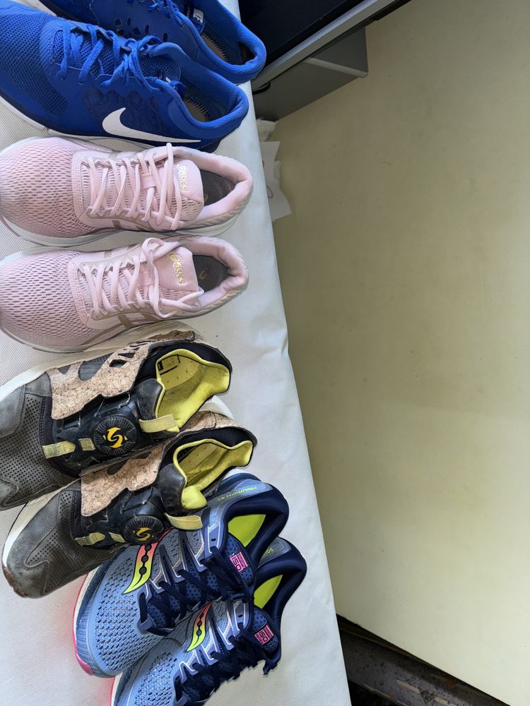 Кросівки 42 бігові asics nike