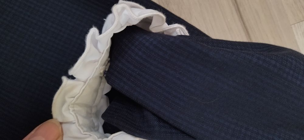 Продам красивое школьное платье  134(больше мерить)