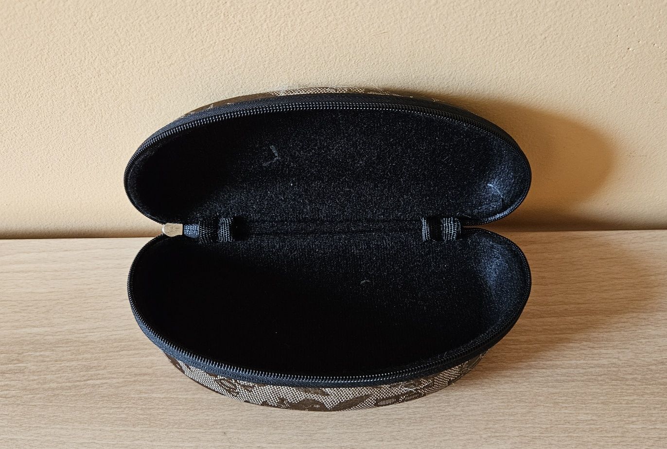 Bronzowy etui na okulary z motywem Play Boy
