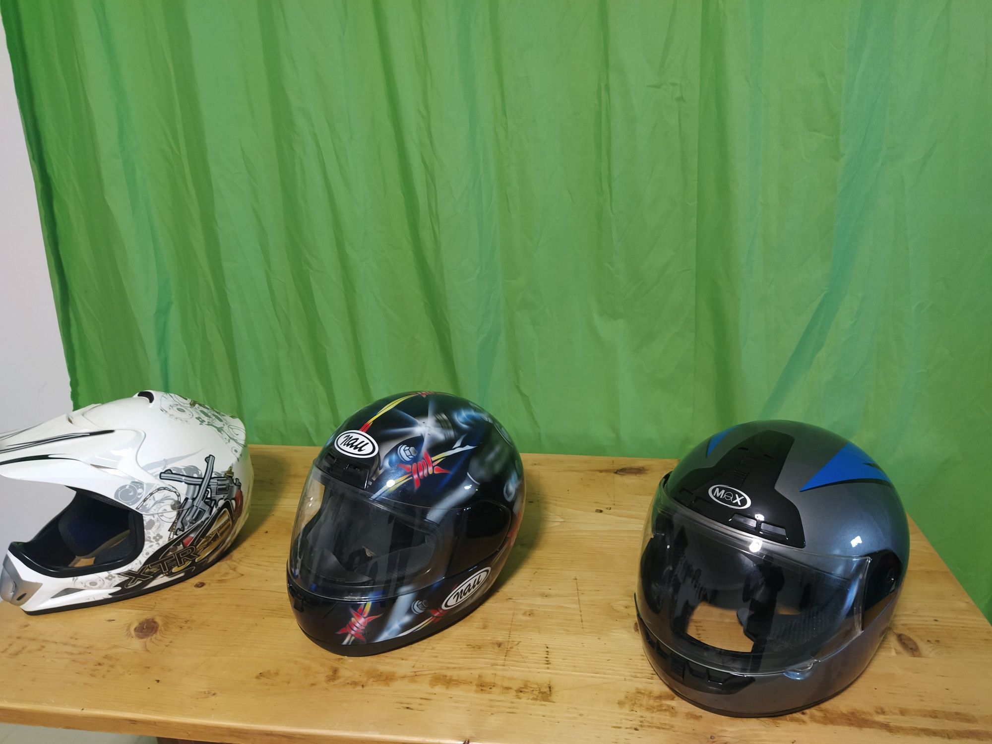 Vários capacetes para venda