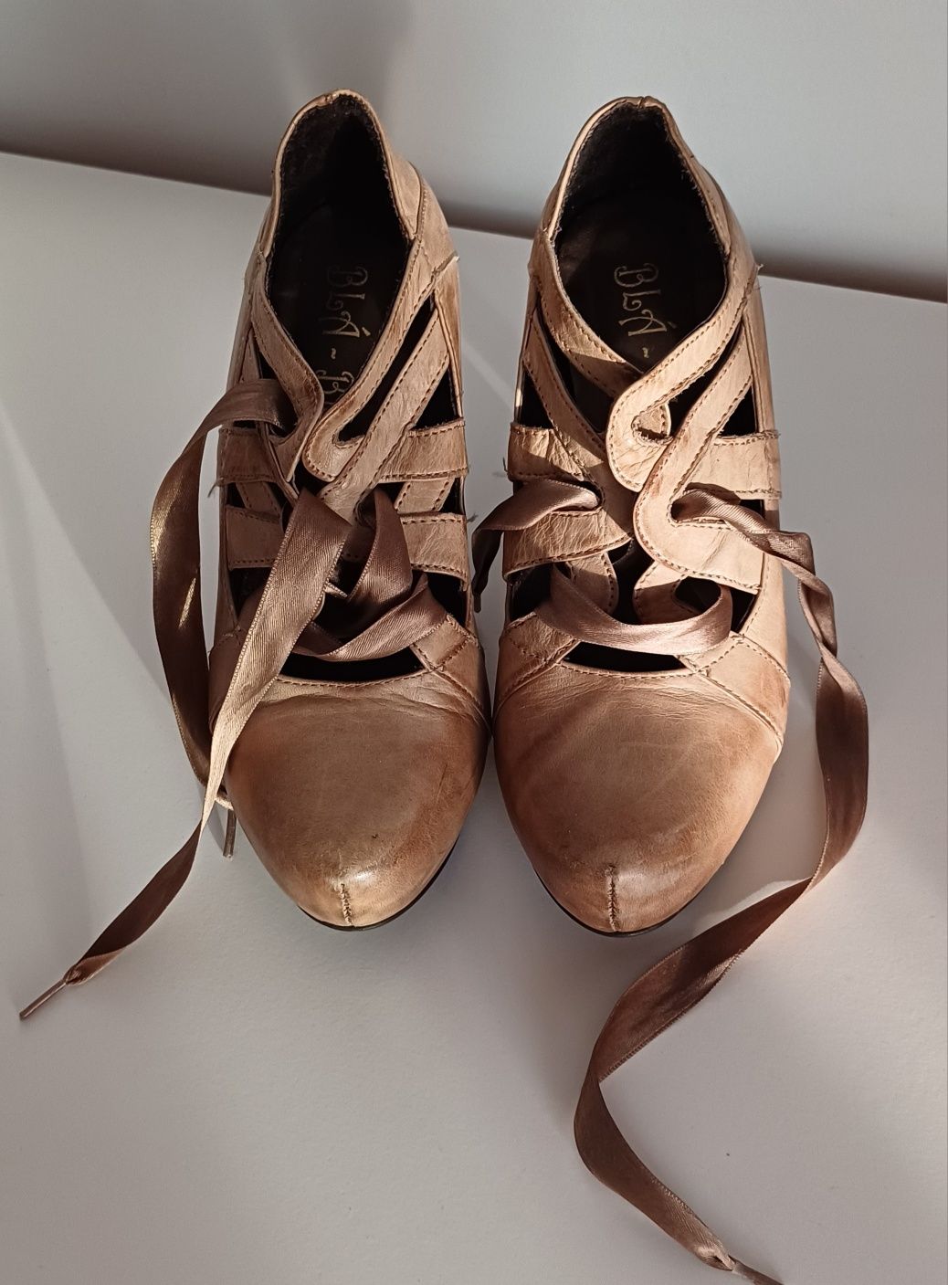 Botins de Tacão em Pele 38