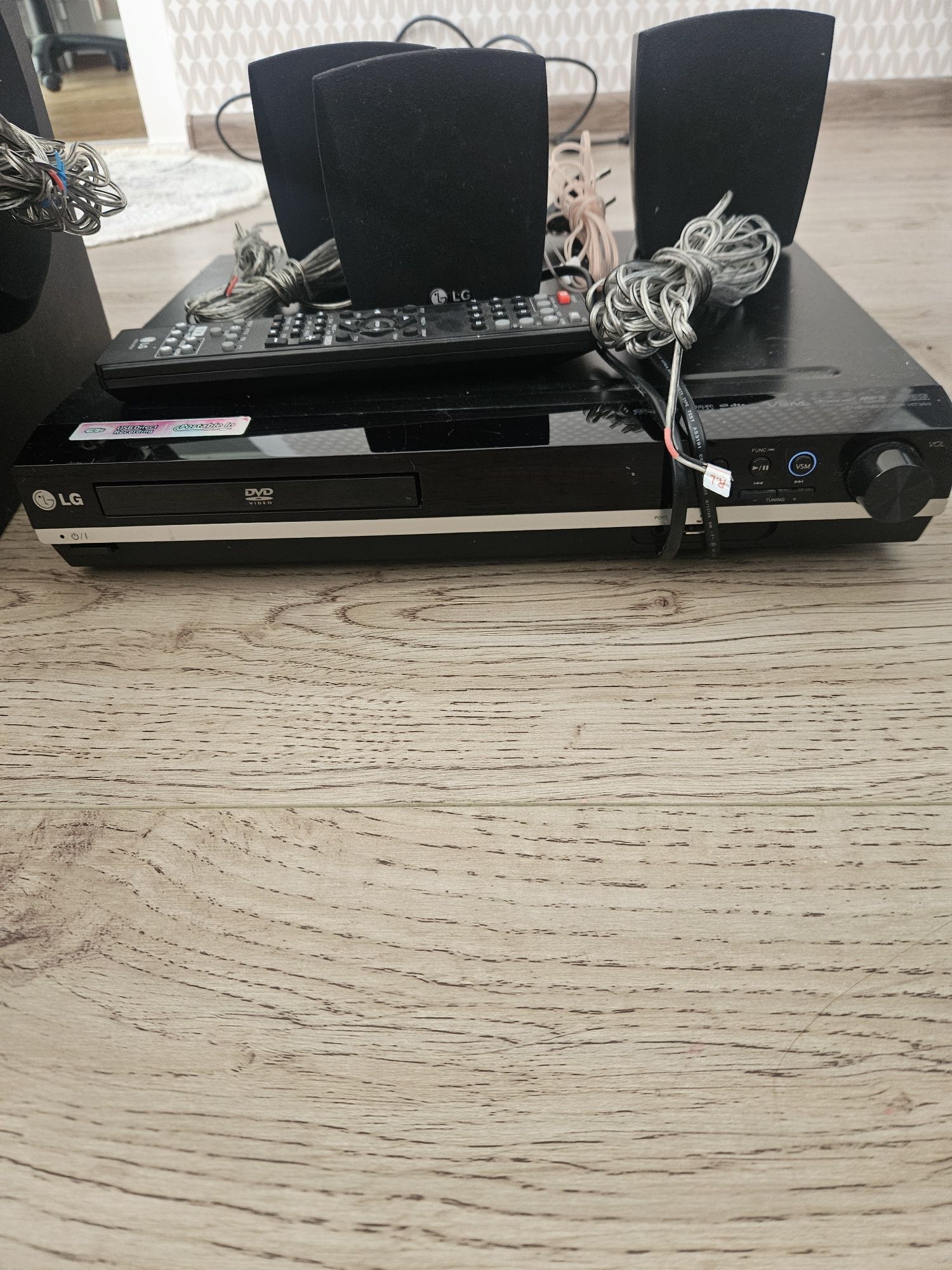 домашняя кинотеатральная система LG HT353SD 5.1 с DVD-проигрывателем.