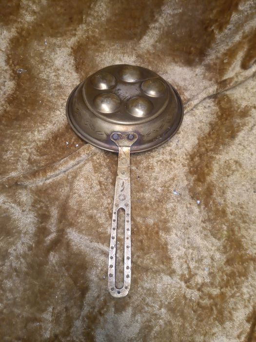 Stara miedziana patelnia.