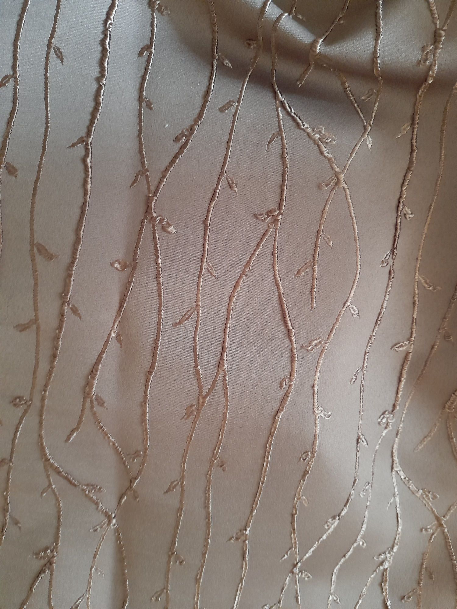 Короткая плотная штора (блекаут)