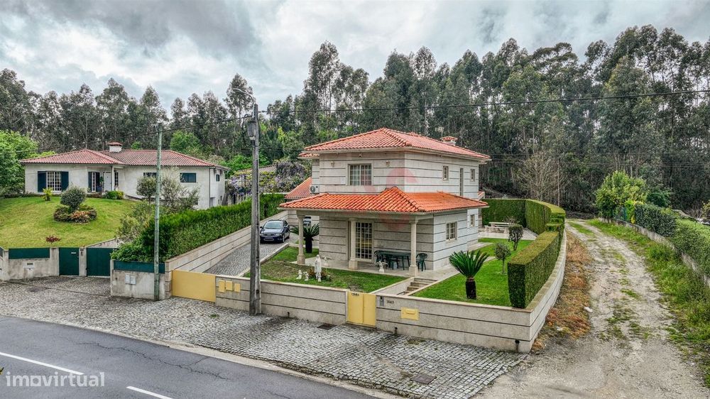 Moradia individual T5 com piscina em Medelo, Fafe