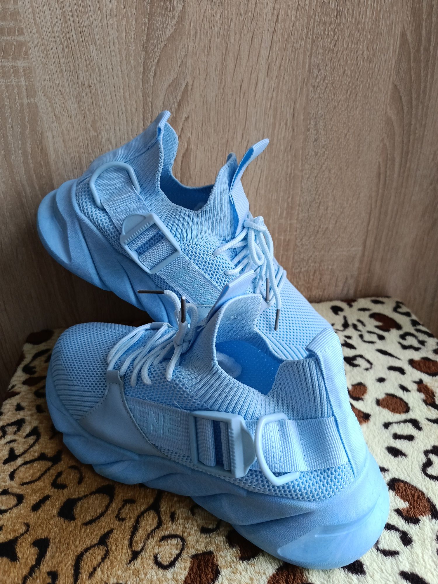Nowe damskie  buty błękitne siateczka rozmiar 39