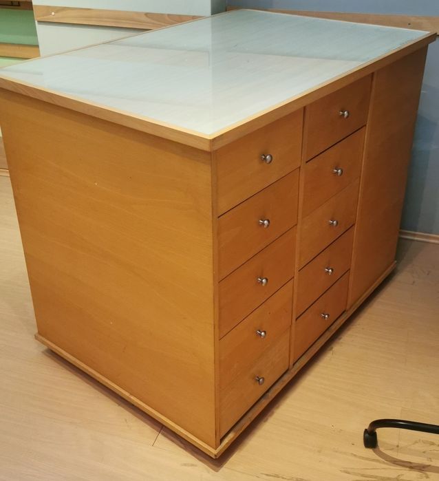 Móvel do tipo ilha com gavetas e pendurados