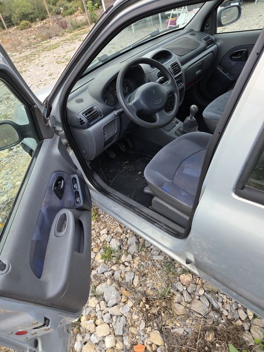 Renault Clio 2000 1.2 RN — 400 eur [carro não anda]