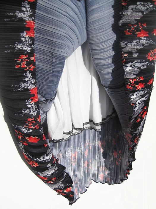 Красивое плиссированное длинно чёрное платье с цветами Linna Ling XL L