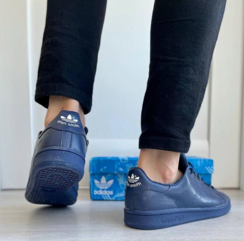 Кеди adidas синього кольору, два рази взуті в гарному стані як нов