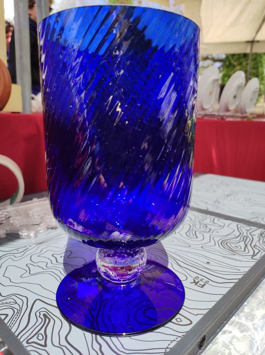 Jarra de vidro azul