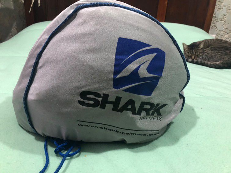 Capacete Shark e luvas Fox