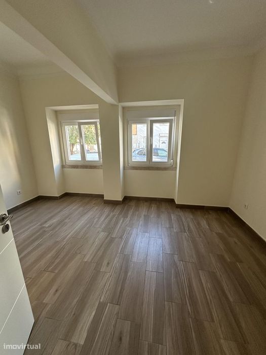 Apartamento T2 com 85 m2 cozinha semi-equipada