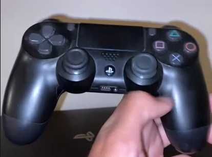PS4 Pro 1T com 1 comando + 5 Jogos