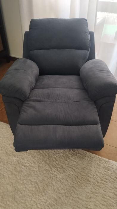 Vendo sofá mais cadeirão em bom estado ainda com garantia