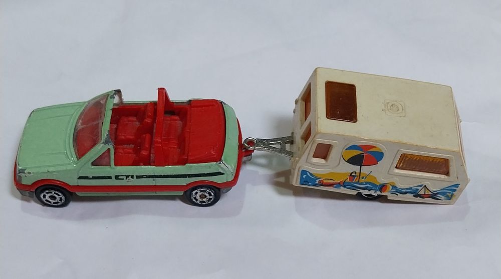 Duas miniaturas antigas Majorette Peugeot 205 e caravana