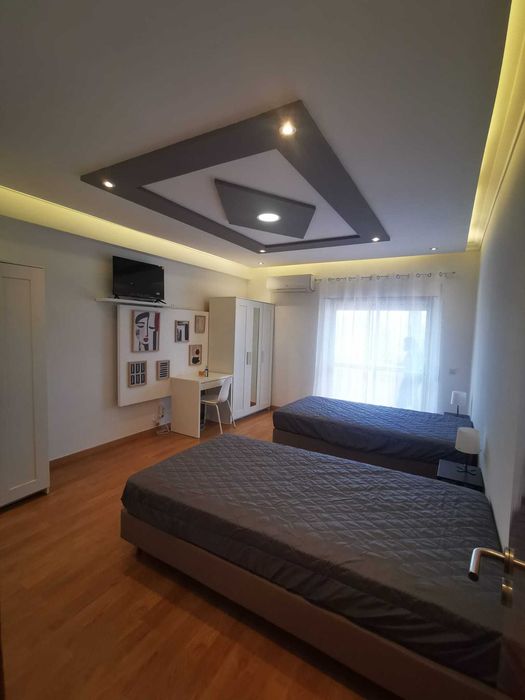 Quarto Individual Premium –  Roupeiro + AC + Varanda XL