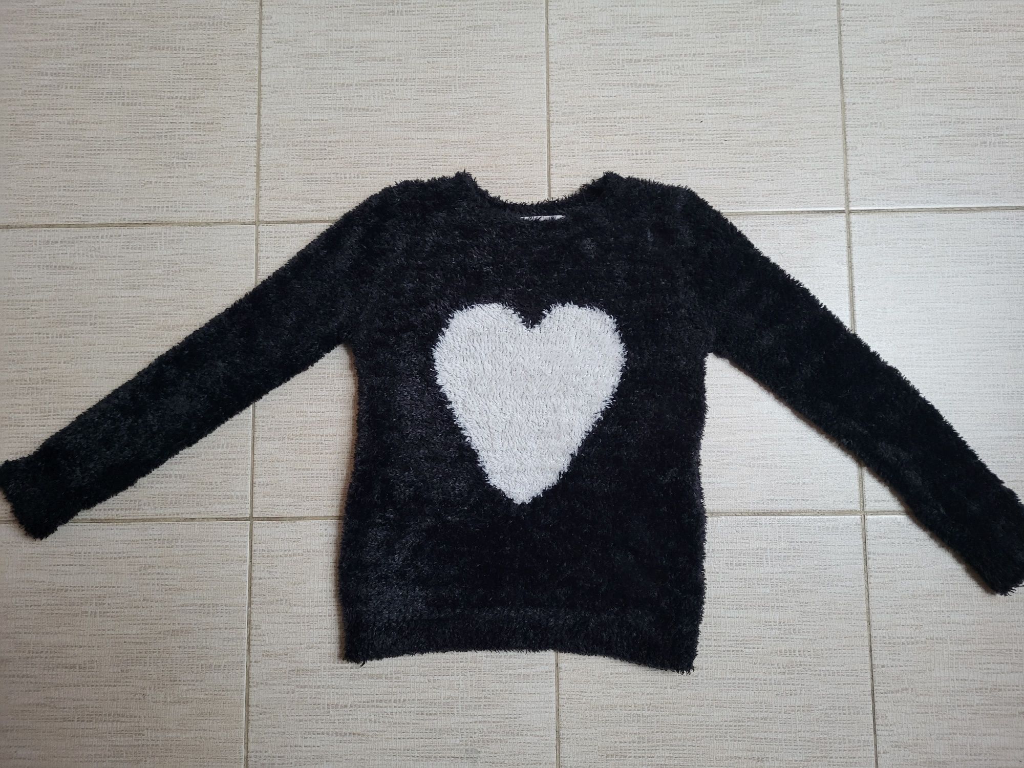 ciepły, milutki, włochaty sweter z serduszkiem H&M 122-128