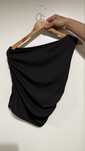 Top preto de um ombro com franzido lateral