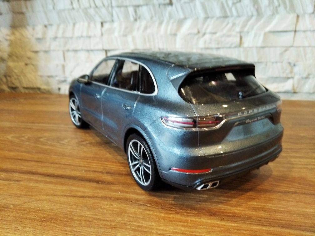 1:18 Minichamps Porsche Cayenne Turbo S 2017 model