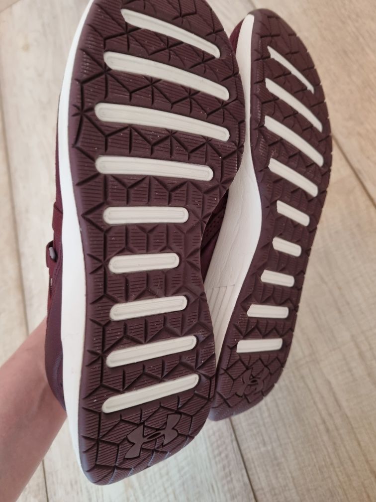 Женские кроссовки Under Armour