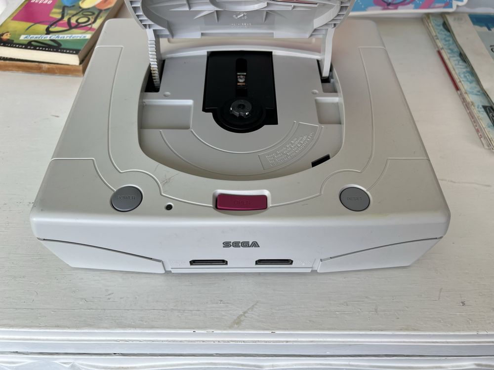 Consola Sega Saturn japonesa com comando (adaptada a 220v)
