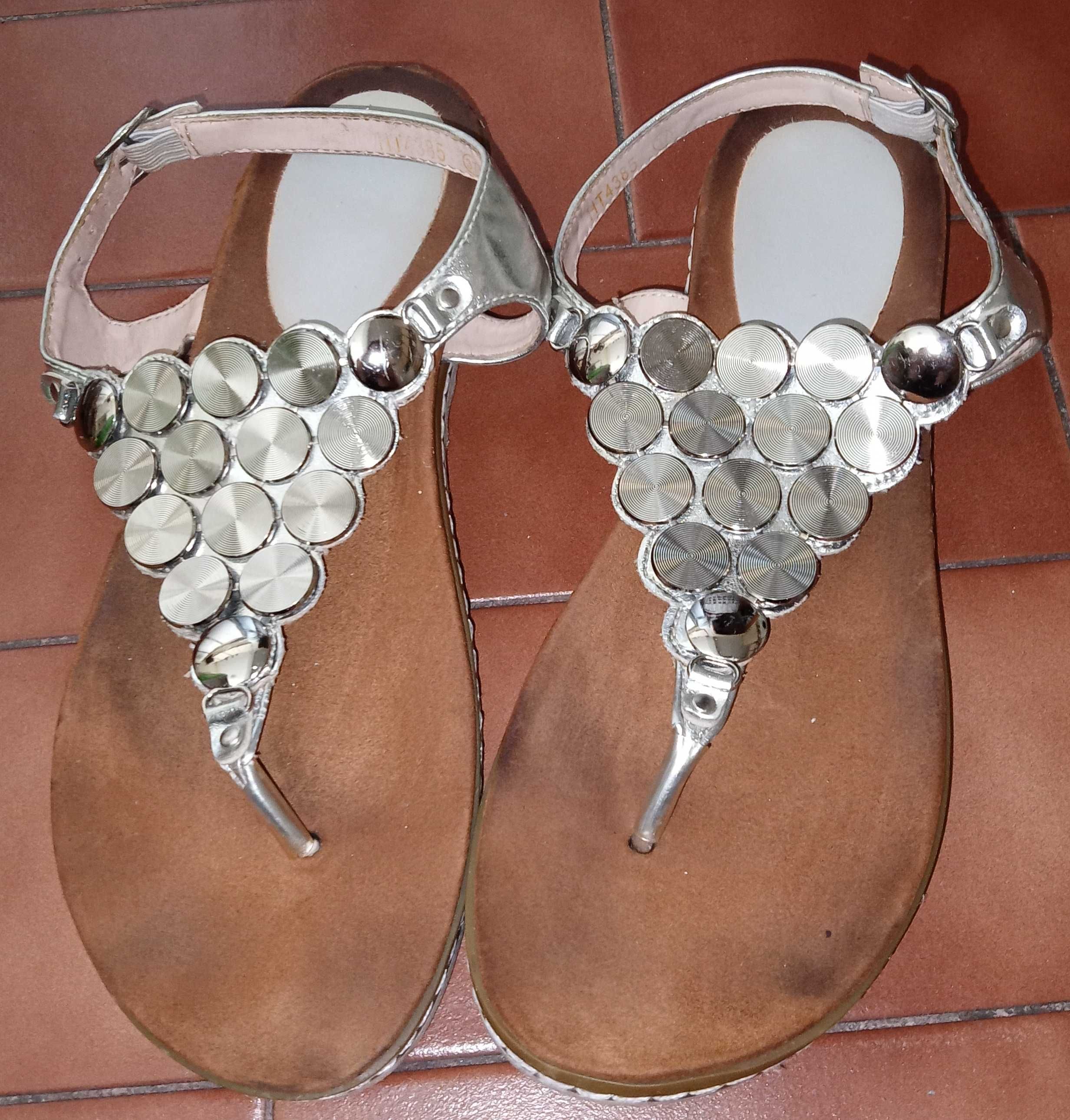 Botas e sandálias usadas
