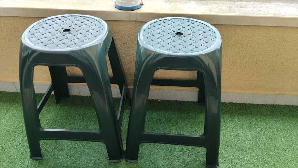 Dois bancos verdes